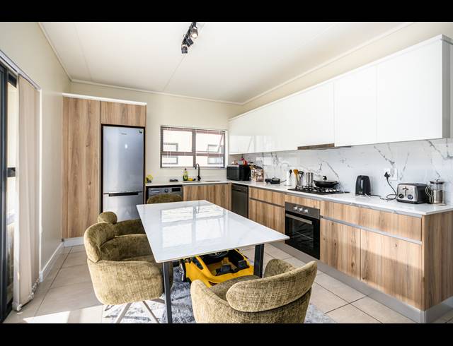 3 BEDROOM APARTMENT FOR SALE IN SANDOWN